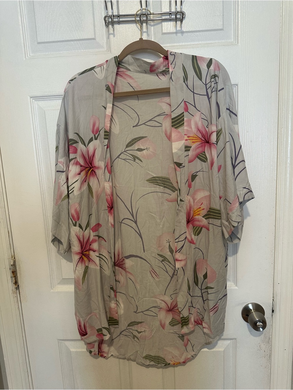 Light Gray Floral Open-Front Tunic Kimono with Pink Lily Print